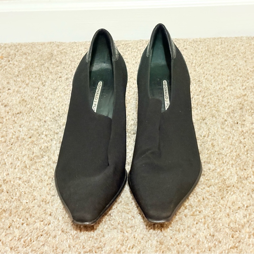 Black Heels with Pointed Toe and High Vamp